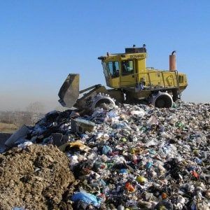 Scandalo rifiuti in Sicilia, 15 miliardi in fumo senza impianti alternativi alle discariche