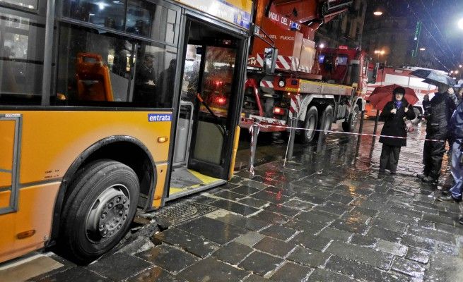Si apre una voragine <br />e un filobus resta intrappolato