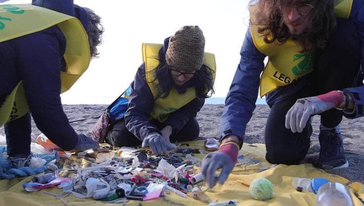 Una media di 77 cicche ogni 100 metri: le spiagge invase da mozziconi e rifiuti
