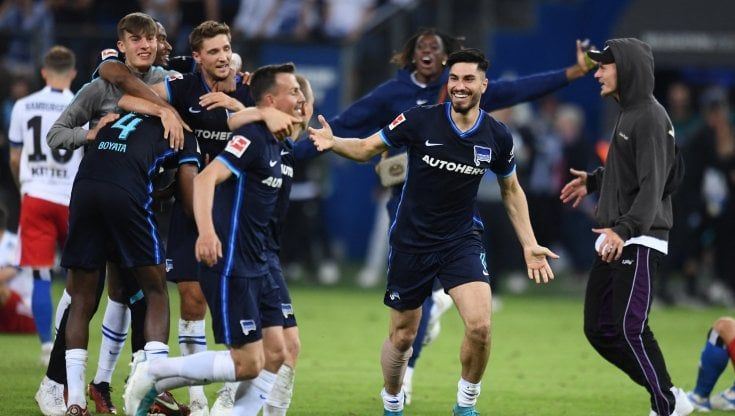 L'Hertha Berlino vince 2-0 ad Amburgo e resta in Bundesliga