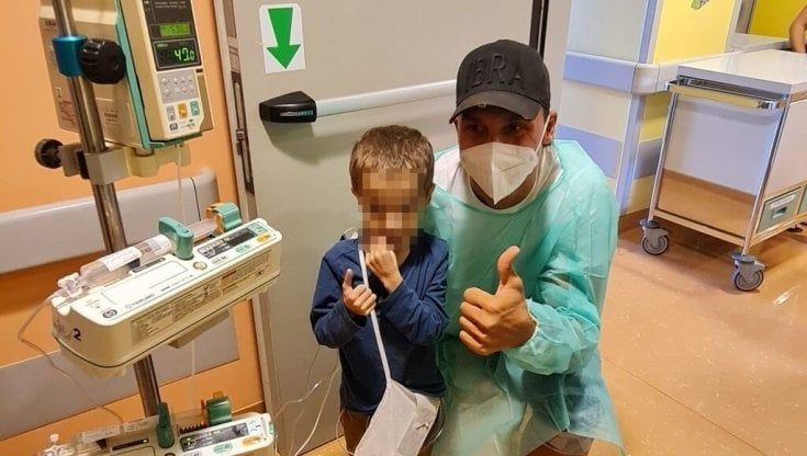 Ibrahimovic, visita a sorpresa ai bambini ricoverati. Il Policlinico San Donato: "Con loro ha segnato il suo gol più bello"