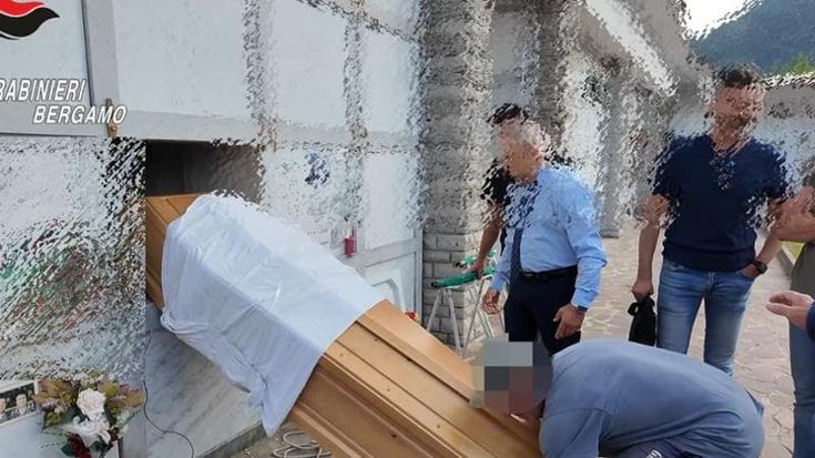 Pamela Genini, la simulazione dei carabinieri: “La bara poteva essere estratta da una persona sola”