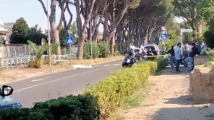 Casal Palocco, donna travolta e uccisa da uno scuolabus mentre attraversa sulle strisce pedonali