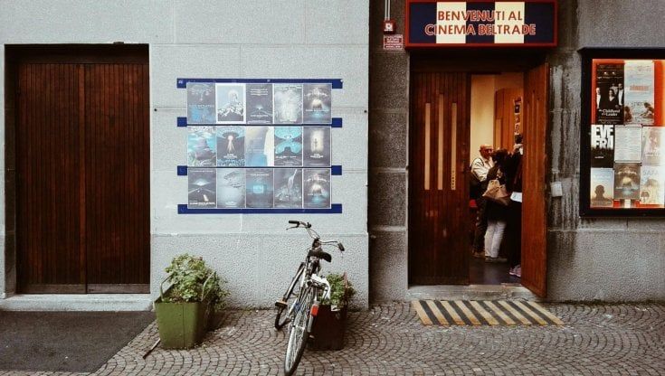Luci in sala e cinema aperti ma senza film a Milano. Per dire "Noi ci siamo"