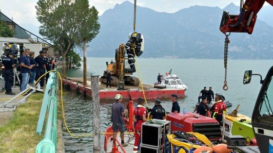 Lago d’Iseo, auto con un morto annegato riportata a galla dopo 15 anni