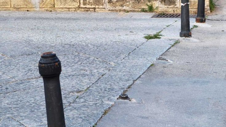 I paletti fantasma in piazza Magione: rubati da un anno, nessuno se ne accorge