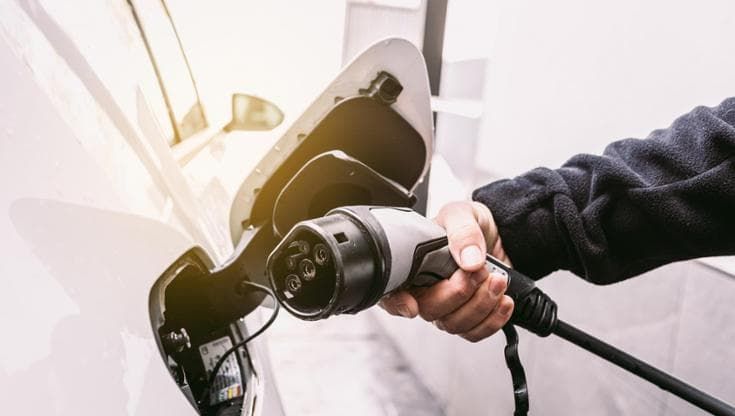 Auto elettrica, come avere lo sconto per la ricarica risparmiando sui consumi