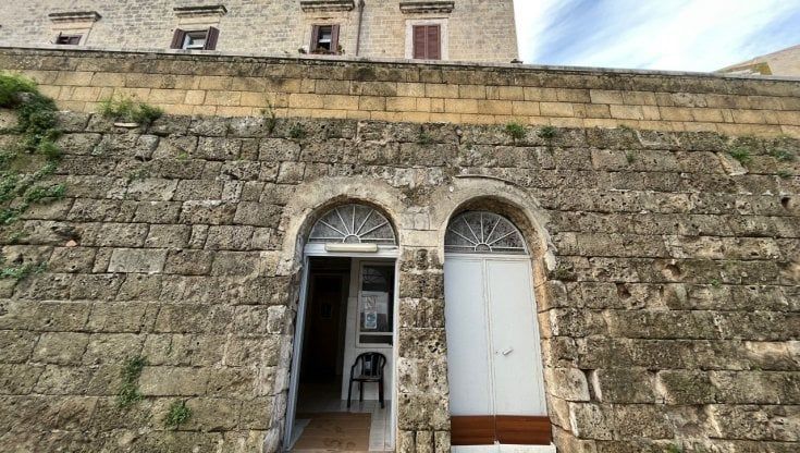 Bari senza bagni pubblici: nella città vecchia affollata per Natale ce n'è solo uno (senza insegne)
