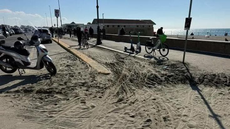 Cade, batte la testa e muore a causa della sabbia sulla ciclabile di Ostia: via all’inchiesta