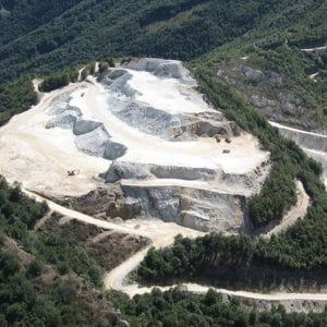 Travolto da una frana durante lo scavo, operaio di 42 anni perde la vita nel Cuneese