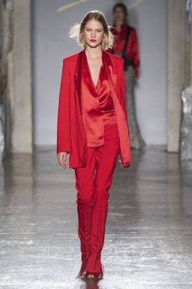 Il tailleur di stagione si tinge di rosso 