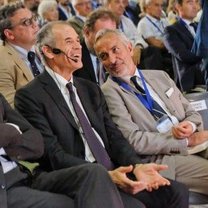 Carige, l'annuncio di Fiorentino: "La banca è sul mercato"