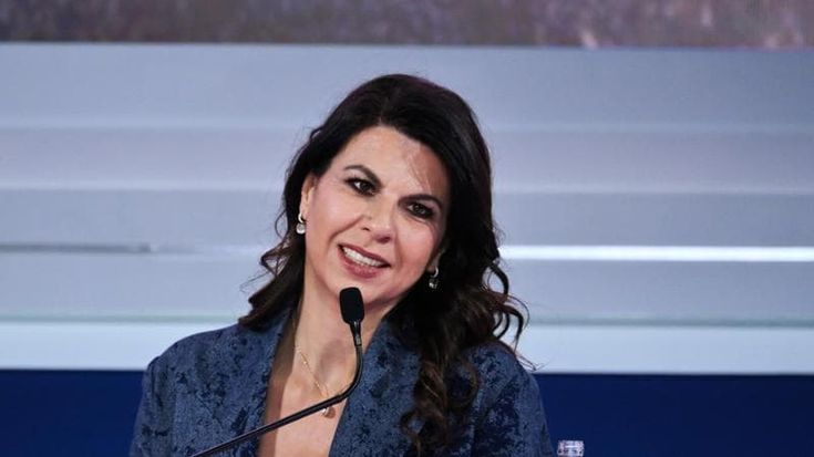 Geppi Cucciari co-conduttrice a Sanremo: “Votare Giorgia Meloni? Con il braccio di Elodie”