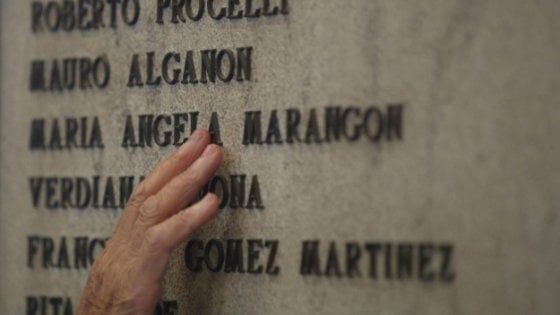 "Era mia madre": studenti e parenti leggono i nomi delle vittime della strage di Bologna