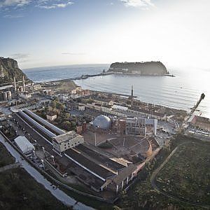 Ecco il piano per Bagnoli: "Toglieremo la colmata e nessuno sarà sgomberato". E Renzi: "Realtà più seria degli slogan"