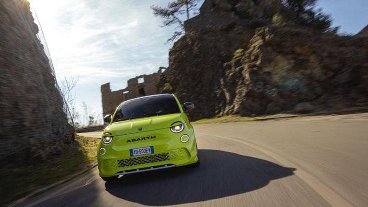 La sfida dell’Abarth 500e che celebra Tom Cruise con la sua “Mission Possible”