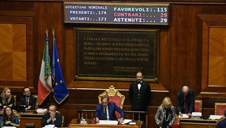 "Ero in bagno", "Io al convegno". Def, gli alibi precari dei peones in fuga