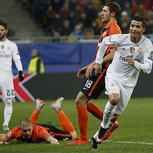 Champions: un pazzo Real si assicura il 1° posto. Promossi Psg, Atletico Madrid e Benfica