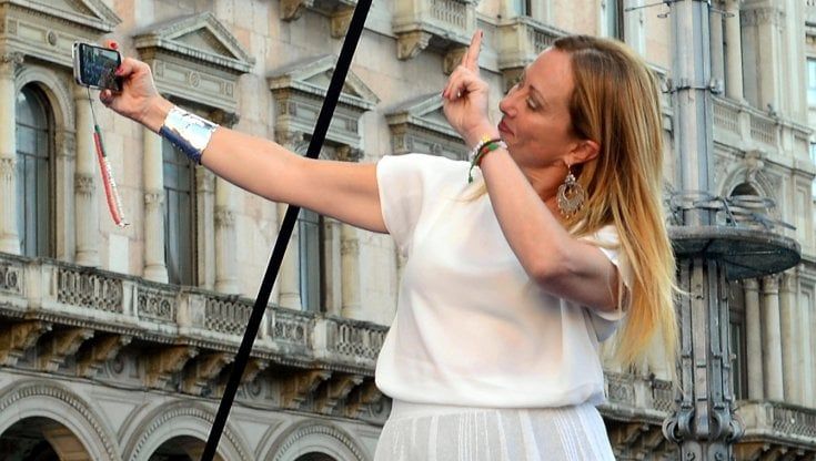 Elezioni politiche, Giorgia Meloni non riempie piazza Duomo: "Vincere qui è fondamentale"