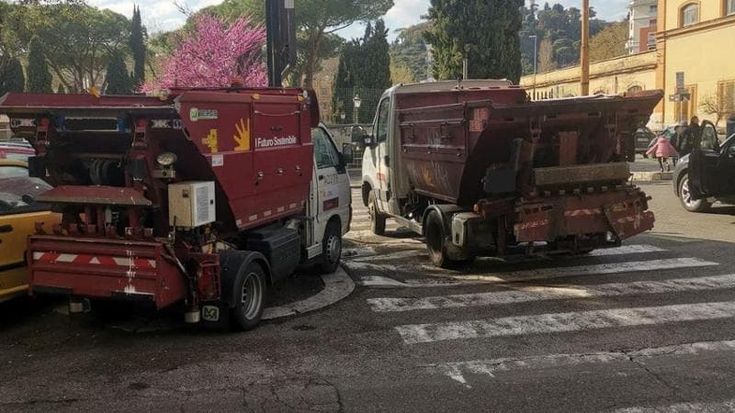 Caos rifiuti a Roma, Ama cerca mezzi disperatamente. Per ora ne ha affittati due: “Costano 10 mila euro al mese”