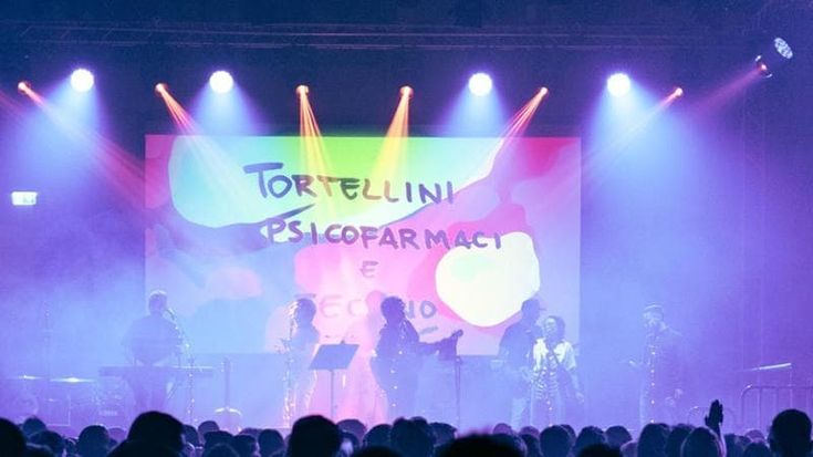 Non solo Battisti e Venditti, adesso il karaoke diventa indie, con Calcutta, Tananai e i Pinguini