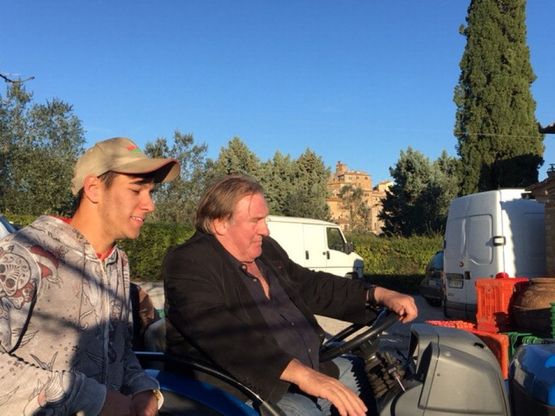 Gérard Depardieu contadino in Toscana: guida il trattore a Trequanda per raccogliere le olive