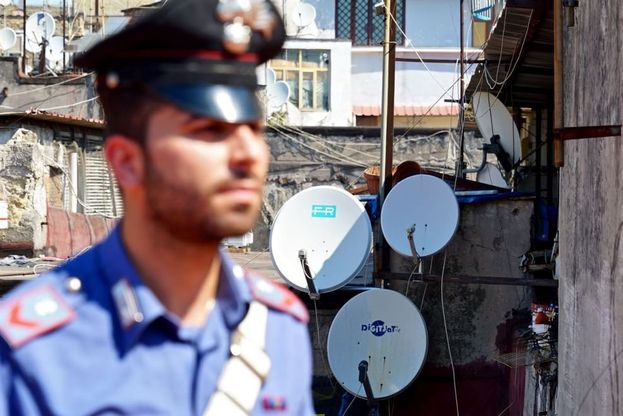 Napoli, sui tetti il poligono dei boss ragazzini