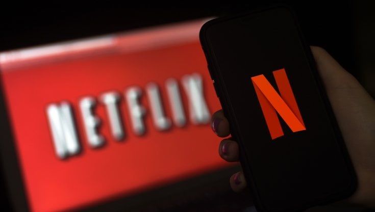 Delude la crescita di abbonati Netflix, pesano le riaperture estive: titolo a picco