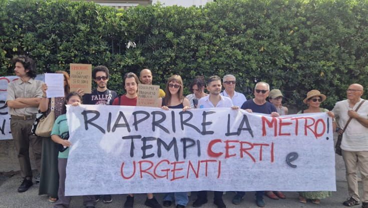 Campi Flegrei, sit-in di protesta dei cittadini per la metro ancora chiusa