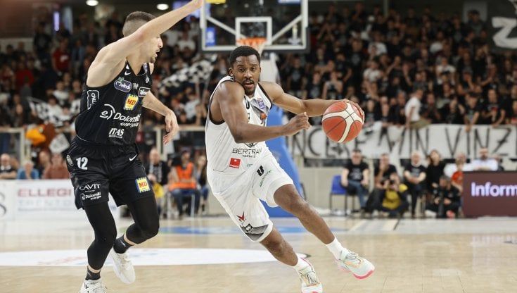 Basket, quarti playoff: Tortona espugna Trento e vola in semifinale, affronterà la Virtus Bologna