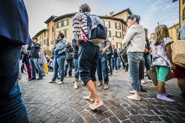 Profughi, anche Bergamo la marcia degli scalzi