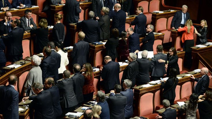 Manovra, il bivacco dei senatori nella vana attesa del testo: “È un cinepanettone”