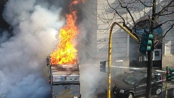 A Milano prende fuoco un camion dei rifiuti: due autopompe per spegnere le fiamme