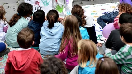 Il bimbo di quattro anni che fa il saluto fascista: "I genitori lo correggano o lo cacceremo dall'asilo"
