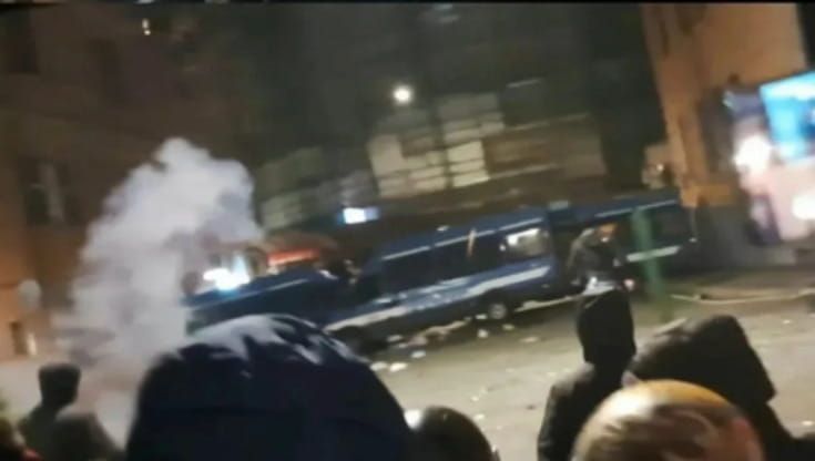 CasaPound, scontri polizia-Genova Antifascista. Manifestanti a volto coperto: caccia alle immagini
