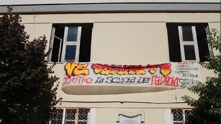 Scuola, occupati altri tre istituti a Napoli. Ragazzi con scooter in una palestra