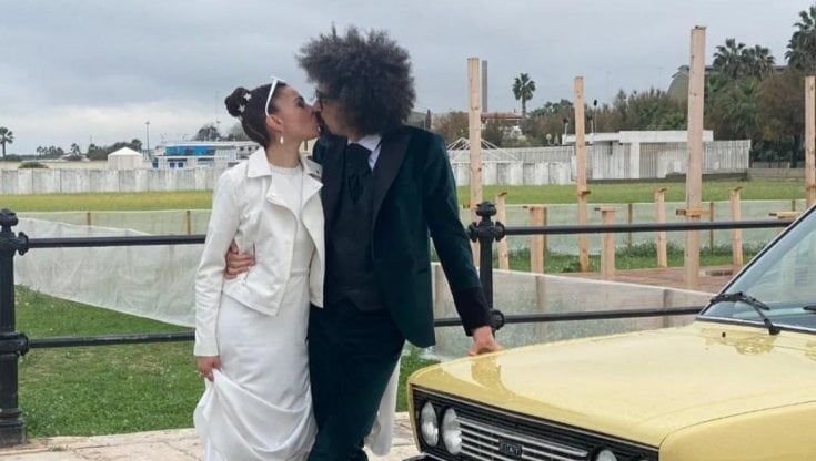 Caparezza si sposa con la fidanzata storica e fa festa nella sua Molfetta: "Michele e Alba felici matrimoni"