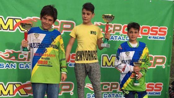 Motocross, 12enne campione di fair play: il rivale ai box per errore, lui vince e gli cede il podio