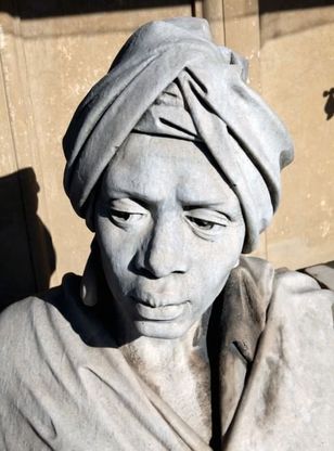 "I giganti di pietra", crowdfunding per le statue della Galleria Umberto
