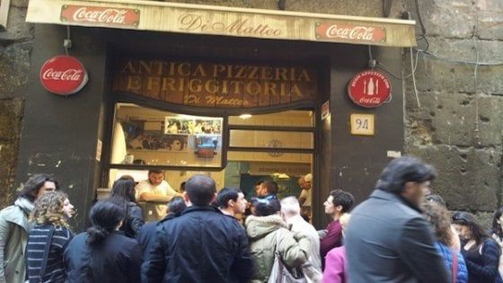 Napoli, spari nella notte contro la pizzeria Di Matteo