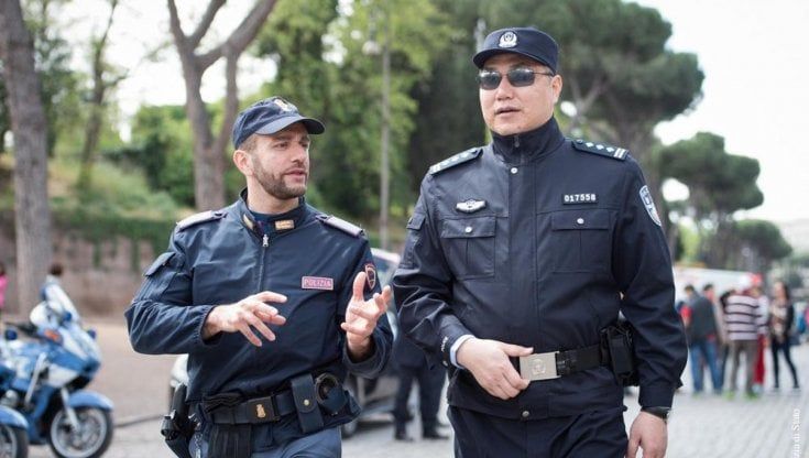 Polizia cinese in Italia, stazioni verso la chiusura: la pista dello spionaggio finanziario 