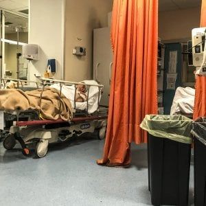 Roma, medici in affitto e reparti chiusi per ferie: la sanità in emergenza continua
