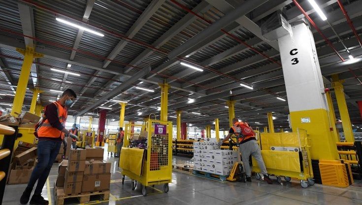 Se il Covid arriva a domicilio: è allarme nella logistica, risalgono i contagi con i pacchi sotto l’albero