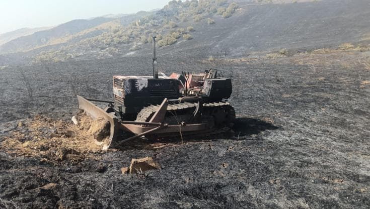 Autobotti guaste e ramazze, la lotta ad armi spuntate di forestali, sindaci e cittadini