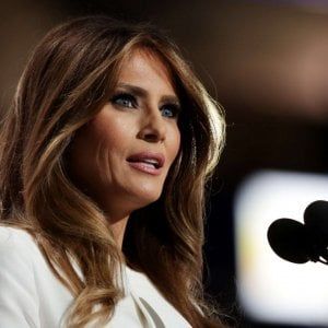 Trump, frasi sessiste, la moglie Melania: "Inaccettabili e offensive" ma lo perdona 