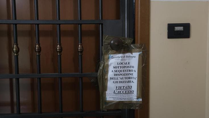 Omicidio-suicidio a Corticella, i dubbi dei vicini: “Stavano partendo per le vacanze”