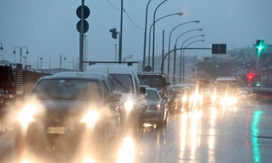 Bimbo solo in casa con i cuginetti durante l'alluvione, denunciata la madre
