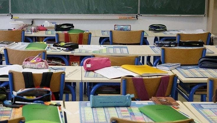 A 12 anni con le forbici colpisce la compagna di scuola. “L’ho visto in un video social”