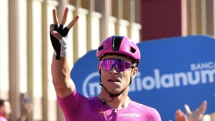 Giro d’Italia, Jonathan Milan firma il tris in volata a Cento. Pogacar sempre in rosa, ora la crono