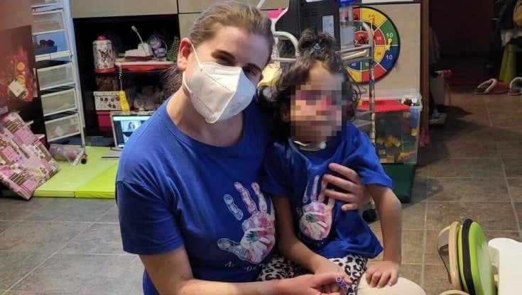 A sei anni con una malattia rara, senza assistenza non può andare a scuola. La denuncia del padre: "Così mia figlia resta a casa"